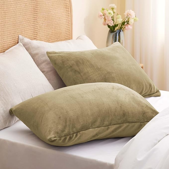 BEDELITE Flannel Pillowcases Standard Set of 2, Super Soft Fleece Pillow Case Cover with Zipper for Bedroom, Sofa, Couch,Luxury Cozy Fuzzy Velvet Pillow Shams for All Seasons(20x26 Inches, Camel)