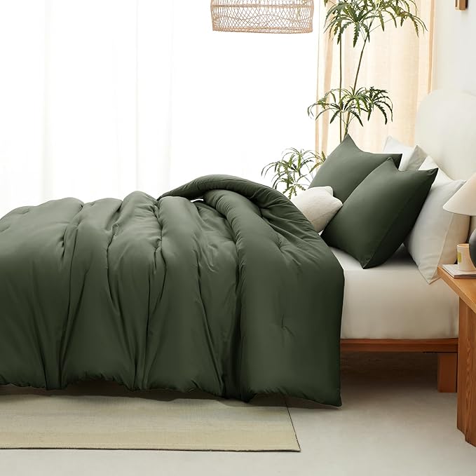 CozyLux Full Size Comforter Set Dark Green, 3 Pieces Solid Breathable Quilted Bedding Sets, Luxury Lightweight Soft Bed Set with Down Alternative Comforter and 2 Pillowcases for All Seasons