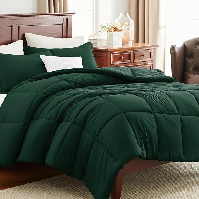 CozyLux Oversized Queen Comforter Set, 270GSM Emerald Green Bedding Sets for All Seasons, 3 Pieces 98x98 Bed Set with 1 Down Alternative Comforter and 2 Pillow Shams, Soft, Lightweight, Breathable