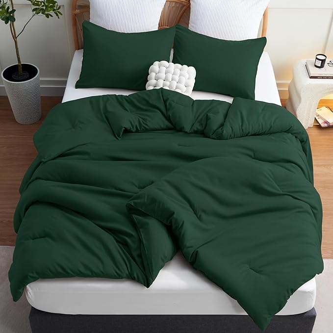 CozyLux Oversized King Comforter Set Emerald Green, 3 Pieces 120x98 Solid Breathable Quilted Bedding Sets All Seasons, Luxury Soft Lightweight Bed Set with Down Alternative Comforter and 2 Pillowcases