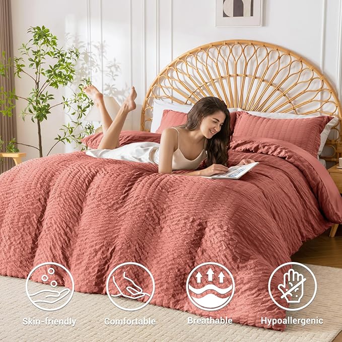 HYMOKEGE Coral Red Duvet Cover King Size, Ultra Soft 3-Piece Seersucker Duvet Cover Set with Zipper Closure, Soft Brushed Microfiber Bedding Set with 8 Corner Ties (104"x90", 2 Pillowshams)