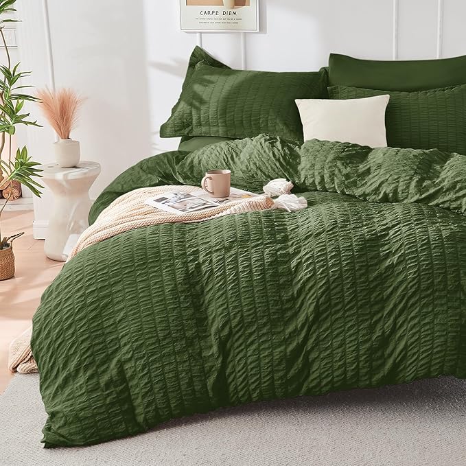 HYMOKEGE Olive Green Duvet Cover King Size, Ultra Soft 3-Piece Seersucker Duvet Cover Set with Zipper Closure, Soft Brushed Microfiber Bedding Set with 8 Corner Ties (104"x90", 2 Pillowshams)