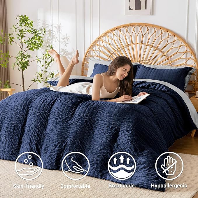 HYMOKEGE Navy Blue/Light Grey Duvet Cover Queen Size, Ultra Soft 3-Piece Seersucker Duvet Cover Set with Zipper Closure, Soft Brushed Microfiber Bedding Set with 8 Corner Ties (90"x90", 2 Pillowshams)