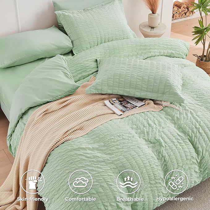 HYMOKEGE Light Green Duvet Cover Queen Size, Ultra Soft 3-Piece Seersucker Duvet Cover Set with Zipper Closure, Soft Brushed Microfiber Bedding Set with 8 Corner Ties (90"x90", 2 Pillowshams)