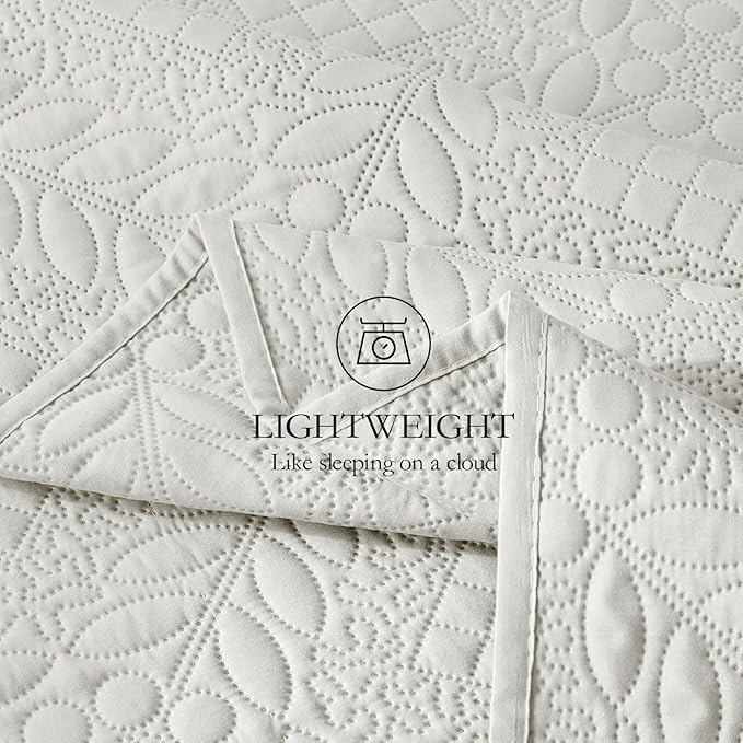 FLYMME Full Queen Quilt Bedding Set,Lightweight Beige White Bedspreads,Vintage Olive Leaf Design,Ultra Soft Microfiber Bed Coverlet 3 Pieces for All-Season (1 Quilt,2 Shams)