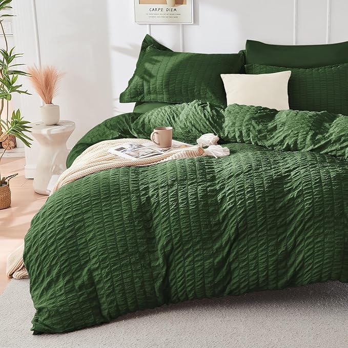 HYMOKEGE Dark Green Duvet Cover Queen Size, Ultra Soft 3-Piece Seersucker Duvet Cover Set with Zipper Closure, Soft Brushed Microfiber Bedding Set with 8 Corner Ties (90"x90", 2 Pillowshams)